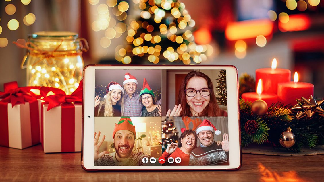 Tablet met familieleden via videobellen.