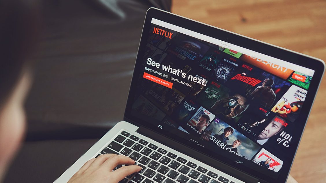 Laptop waarop Netflix te zien is.