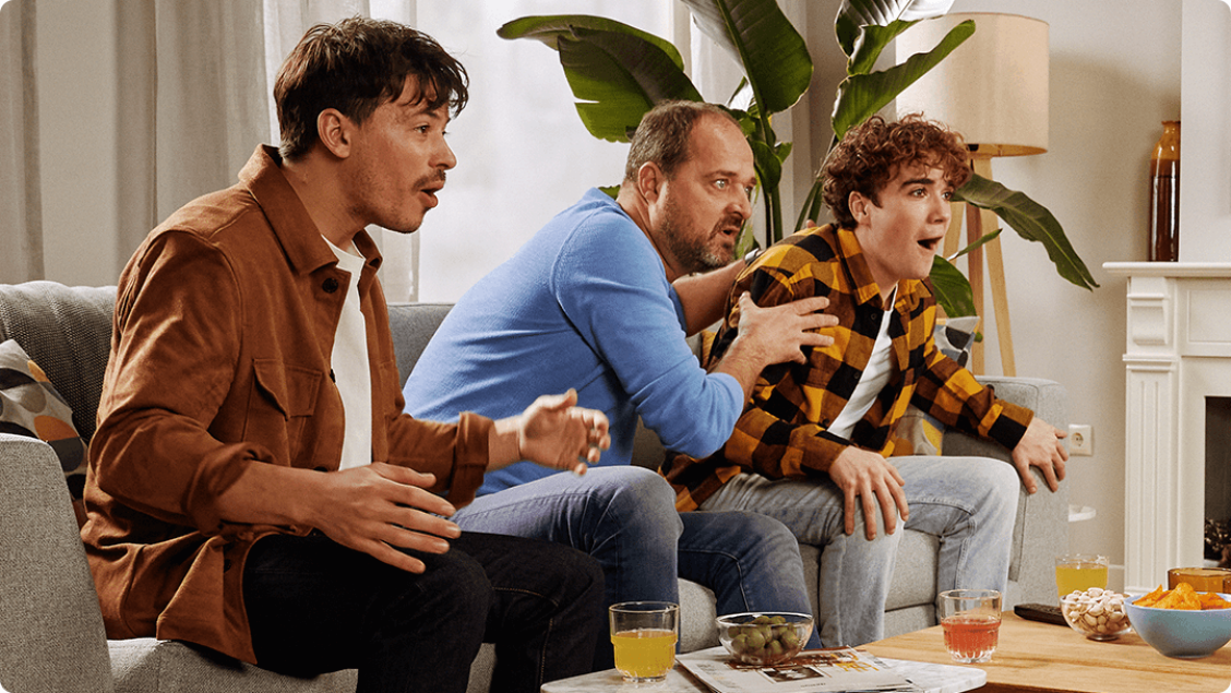 Twee mannen zijn een filmpje aan het bekijken hoe zij hun das moeten strikken