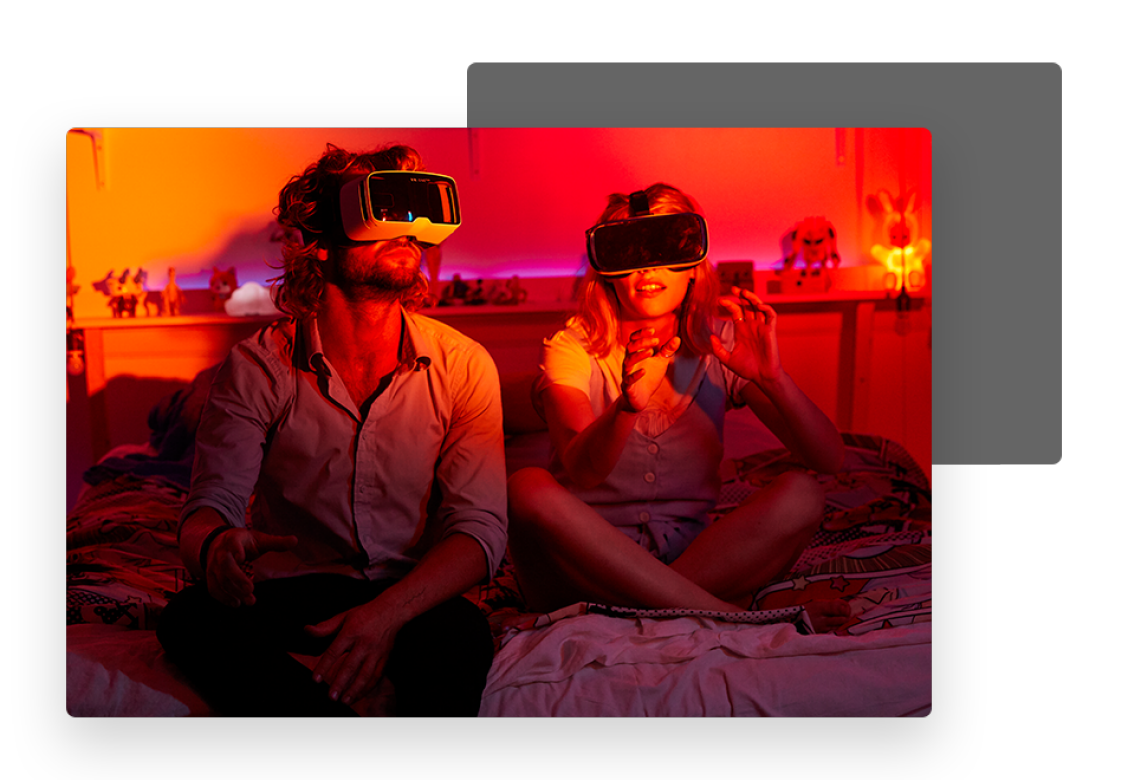 Twee mensen met een VR bril op