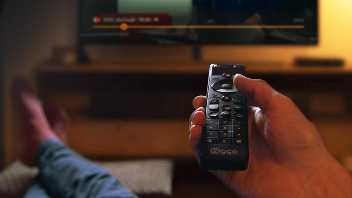 Afstandsbediening die naar een tv wijst.